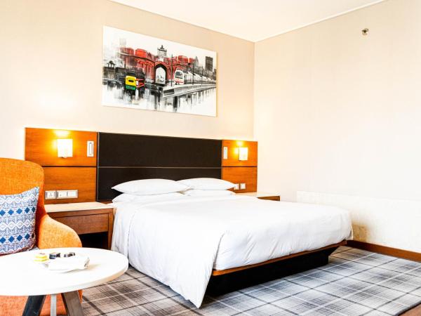 Hyatt Centric Janakpuri New Delhi : photo 4 de la chambre chambre lit king-size - vue sur piscine