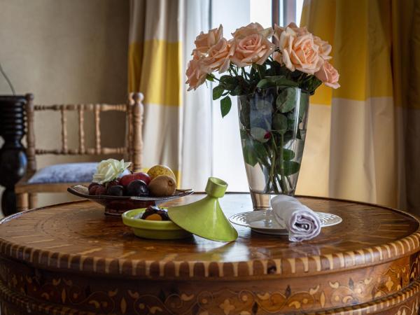 Le Riad Villa Blanche : photo 3 de la chambre chambre deluxe - vue latérale sur mer