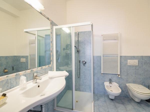 Residenza Due Torri check in presso HOTEL CENTRALE Vicolo Cattani 7 : photo 7 de la chambre chambre double ou lits jumeaux