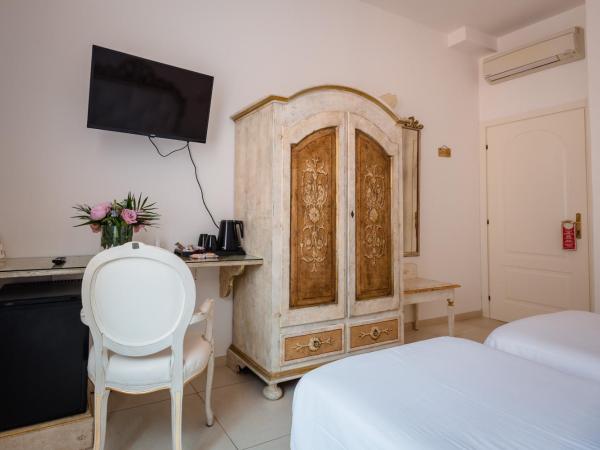 Residenza Due Torri check in presso HOTEL CENTRALE Vicolo Cattani 7 : photo 8 de la chambre chambre double ou lits jumeaux