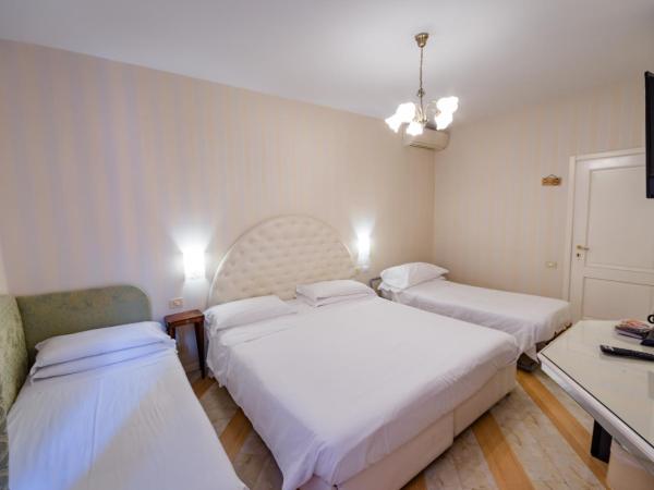 Residenza Due Torri check in presso HOTEL CENTRALE Vicolo Cattani 7 : photo 1 de la chambre chambre quadruple