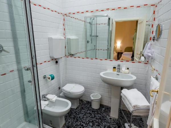 Residenza Due Torri check in presso HOTEL CENTRALE Vicolo Cattani 7 : photo 2 de la chambre chambre quadruple