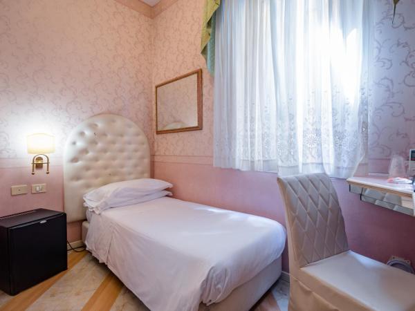 Residenza Due Torri check in presso HOTEL CENTRALE Vicolo Cattani 7 : photo 2 de la chambre chambre simple