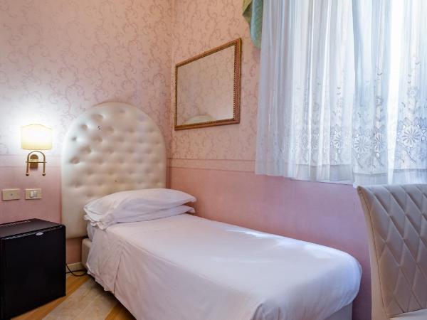 Residenza Due Torri check in presso HOTEL CENTRALE Vicolo Cattani 7 : photo 1 de la chambre chambre simple