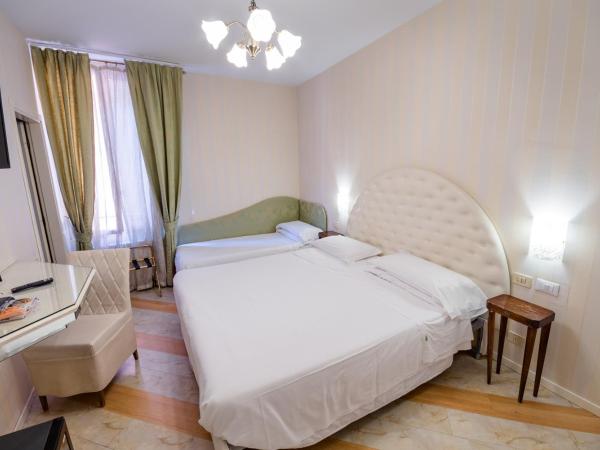 Residenza Due Torri check in presso HOTEL CENTRALE Vicolo Cattani 7 : photo 2 de la chambre chambre triple