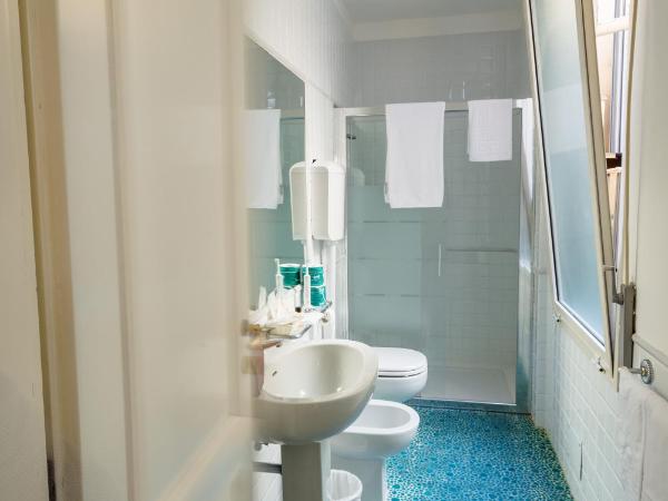 Residenza Due Torri check in presso HOTEL CENTRALE Vicolo Cattani 7 : photo 9 de la chambre chambre quadruple