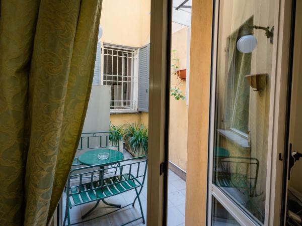 Residenza Due Torri check in presso HOTEL CENTRALE Vicolo Cattani 7 : photo 4 de la chambre chambre triple