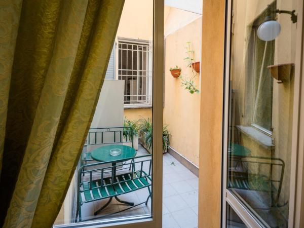 Residenza Due Torri check in presso HOTEL CENTRALE Vicolo Cattani 7 : photo 5 de la chambre chambre triple