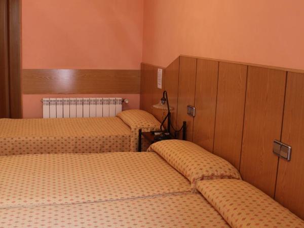 Hostal Maria Ronda : photo 2 de la chambre chambre lits jumeaux avec lit d’appoint - 301