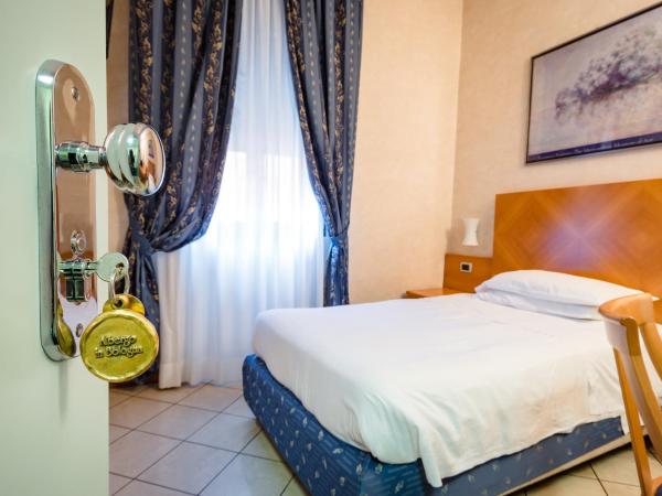 Hotel Centrale : photo 4 de la chambre chambre simple avec petit lit double.