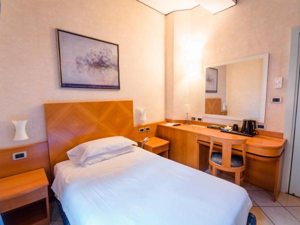 Hotel Centrale : photo 10 de la chambre chambre simple avec petit lit double.