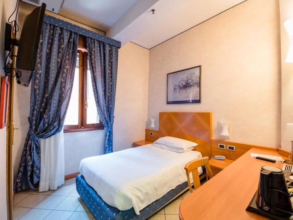 Hotel Centrale : photo 6 de la chambre chambre simple avec petit lit double.