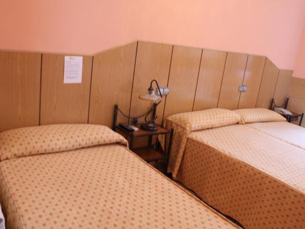 Hostal Maria Ronda : photo 1 de la chambre chambre lits jumeaux avec lit d’appoint - 301