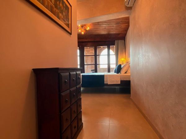 S.Nikolis' Historic Boutique Hotel : photo 4 de la chambre chambre double - vue sur vieille ville et cour