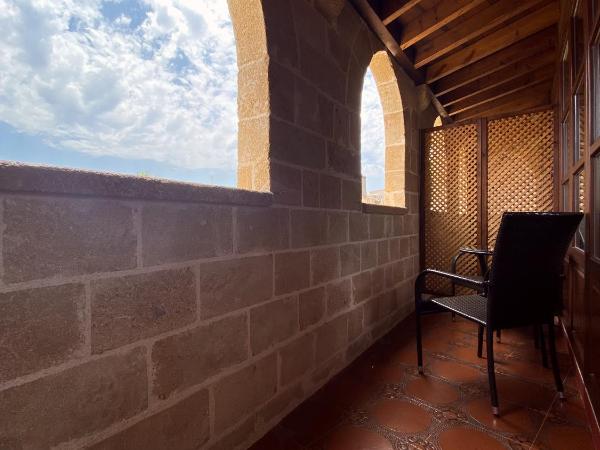 S.Nikolis' Historic Boutique Hotel : photo 6 de la chambre chambre double - vue sur vieille ville et cour