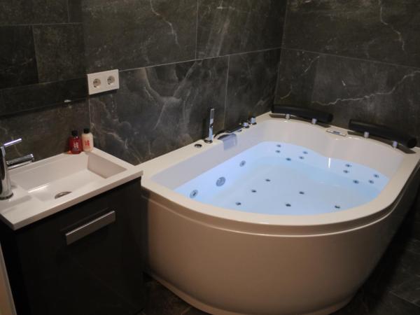 Cozy Rooms - BAÑERA HIDROMASAJE : photo 3 de la chambre suite avec jacuzzi