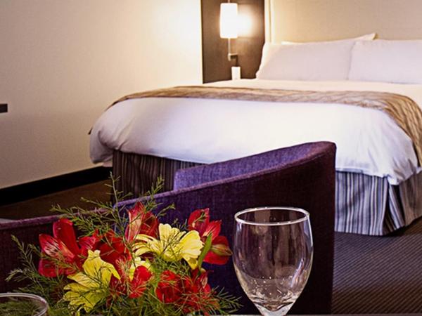 Hotel Ruby Foo's : photo 2 de la chambre suite lit queen-size avec kitchenette