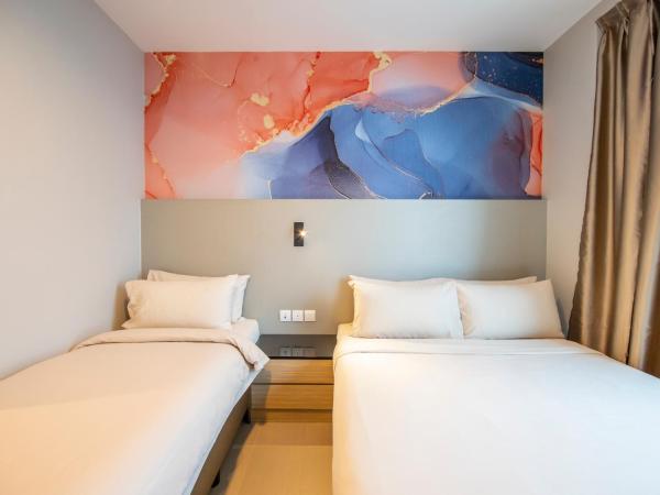 ibis Styles Singapore Albert : photo 4 de la chambre chambre triple supérieure avec 1 lit double et 1 lit simple