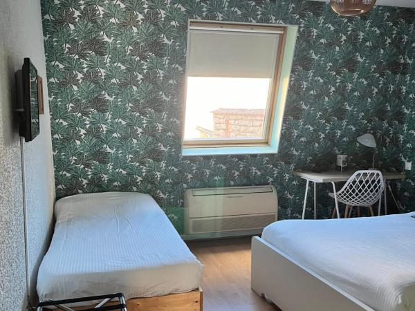 Hôtel le Thurot : photo 10 de la chambre chambre triple avec salle de bains privative