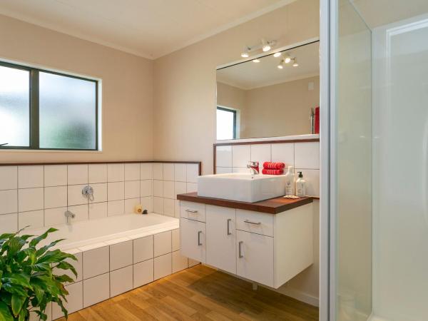 Lupin Lodge Bed & Breakfast : photo 1 de la chambre chambre lit queen-size - vue sur jardin
