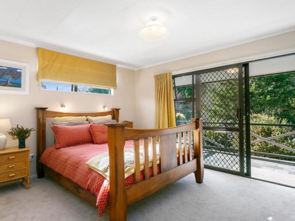 Lupin Lodge Bed & Breakfast : photo 4 de la chambre chambre lit queen-size - vue sur jardin