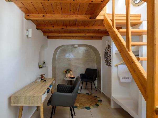 Strogili : photo 1 de la chambre studio double standard - vue sur caldéra (2 adultes)