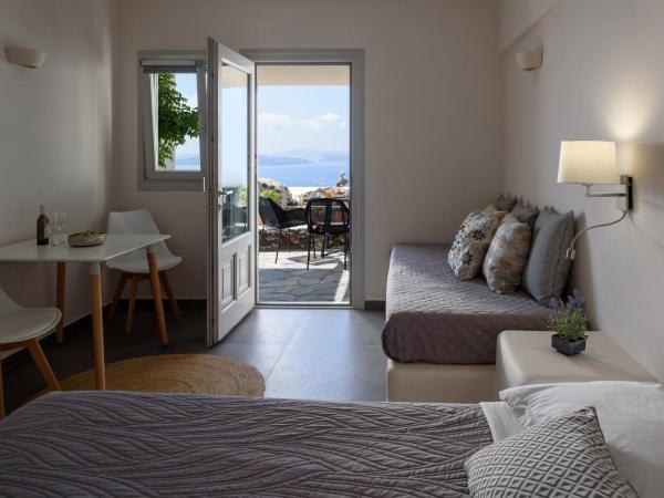 Strogili : photo 3 de la chambre chambre supérieure - vue sur caldeira (3 adultes)