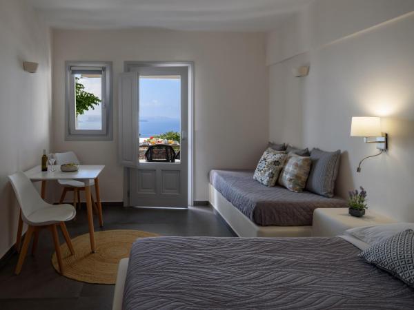 Strogili : photo 2 de la chambre chambre supérieure - vue sur caldeira (3 adultes)
