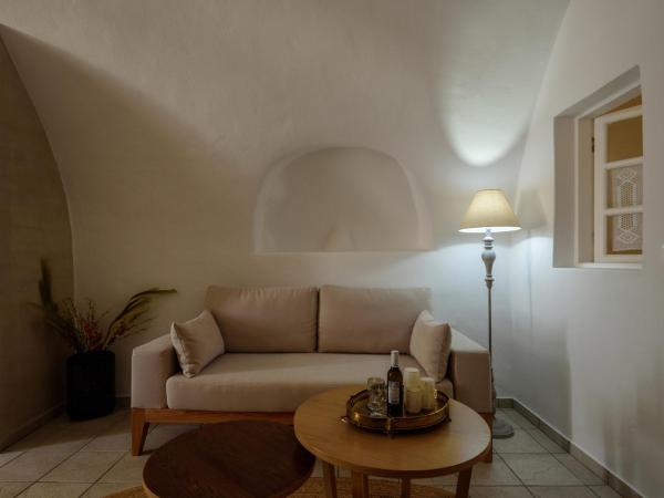 Strogili : photo 4 de la chambre villa troglodyte familiale 2 chambres - vue sur caldeira (5 adultes)