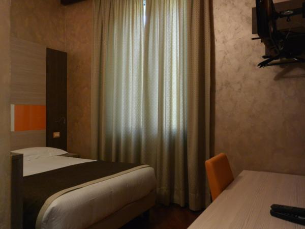 Hotel Metrò : photo 5 de la chambre petite chambre double