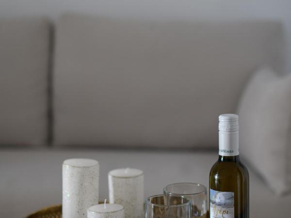 Strogili : photo 7 de la chambre villa troglodyte familiale 2 chambres - vue sur caldeira (5 adultes)