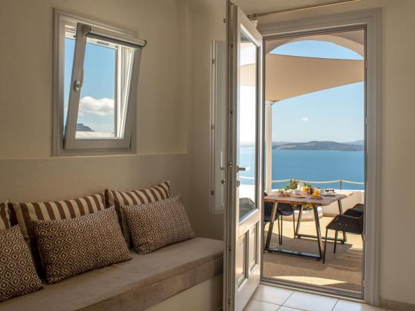 Strogili : photo 2 de la chambre family cave villa with hot tub and caldera view (2-4 adults)