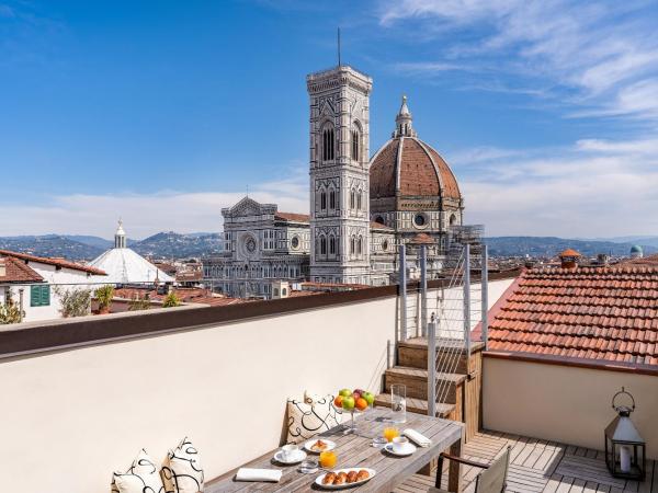 Repubblica Firenze Luxury Apartments | UNA Esperienze : photo 5 de la chambre hbergement dcloisonn avec terrasse panoramique - vue sur duomo