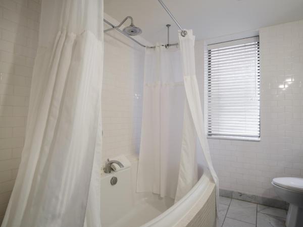 Arc The Hotel : photo 3 de la chambre luxueuse suite lit king-size romantique