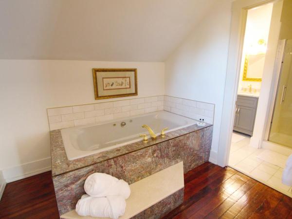 Louisville Bourbon Inn : photo 3 de la chambre chambre lit king-size avec baignoire spa