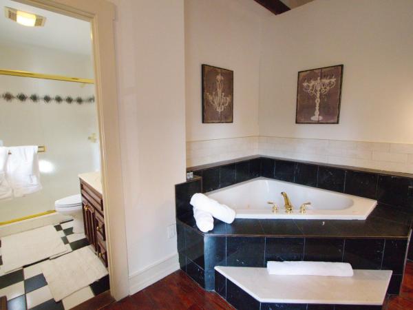 Louisville Bourbon Inn : photo 4 de la chambre chambre lit king-size avec baignoire spa