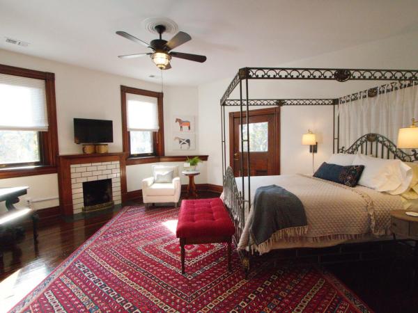 Louisville Bourbon Inn : photo 1 de la chambre chambre lit queen-size avec balcon