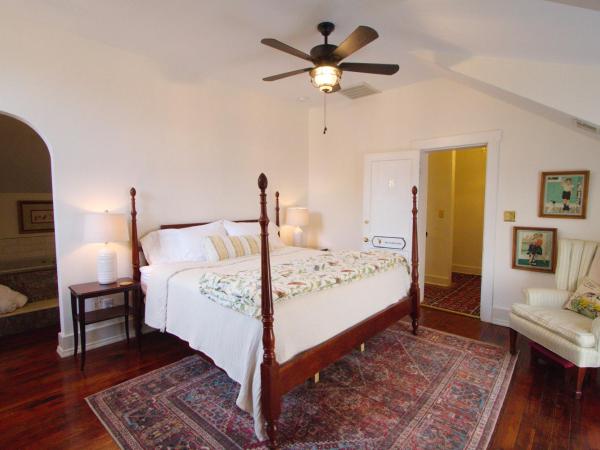 Louisville Bourbon Inn : photo 2 de la chambre chambre lit king-size avec baignoire spa