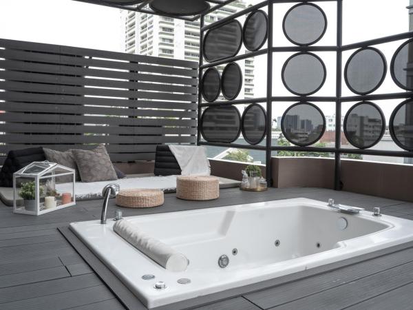 THEA Serviced Apartment by TH District : photo 4 de la chambre suite 2 chambres avec bain à remous