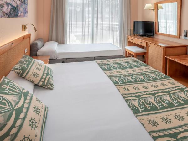 GHT Oasis Tossa & Spa : photo 1 de la chambre chambre double avec lit d'appoint et balcon (2 adultes + 1 enfant)