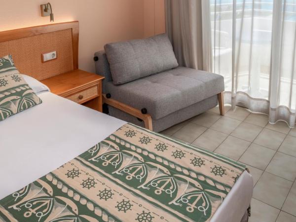 GHT Oasis Tossa & Spa : photo 2 de la chambre chambre double avec lit d'appoint et balcon (2 adultes + 1 enfant)