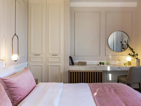 A77 Suites : photo 5 de la chambre suite typique avec jacuzzi privé - vue sur acropole