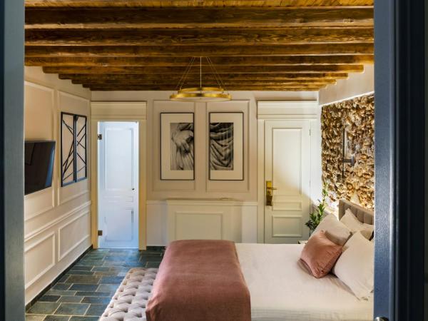 A77 Suites : photo 9 de la chambre suite avec cour