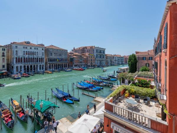 H10 Palazzo Canova : photo 2 de la chambre chambre double supérieure – vue partielle sur canal