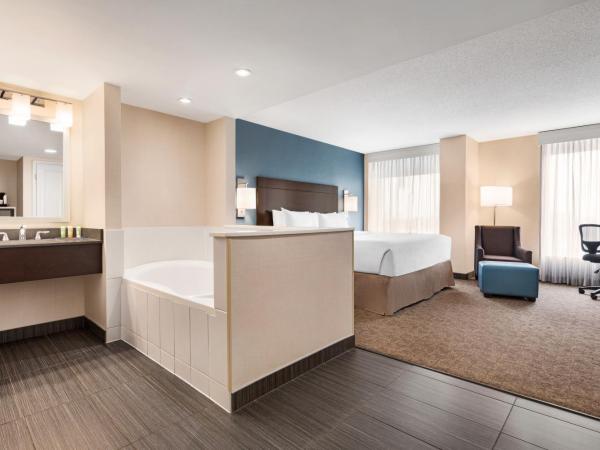Wyndham Garden Niagara Falls Fallsview : photo 1 de la chambre chambre lit king-size avec bain à remous