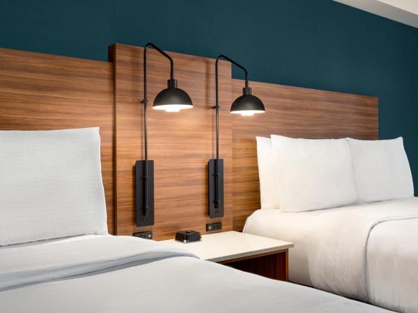 Wyndham Garden Niagara Falls Fallsview : photo 3 de la chambre chambre deluxe avec 2 lits queen-size et balcon - non-fumeurs - tour b