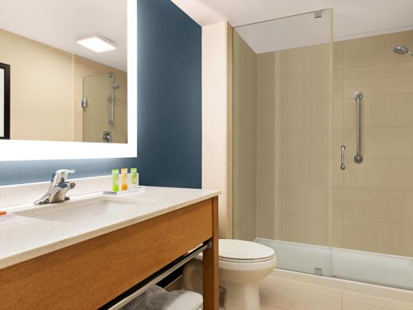 Wyndham Garden Niagara Falls Fallsview : photo 3 de la chambre chambre deluxe avec 3 lits queen-size et balcon - non-fumeurs - tour b - vue sur ville