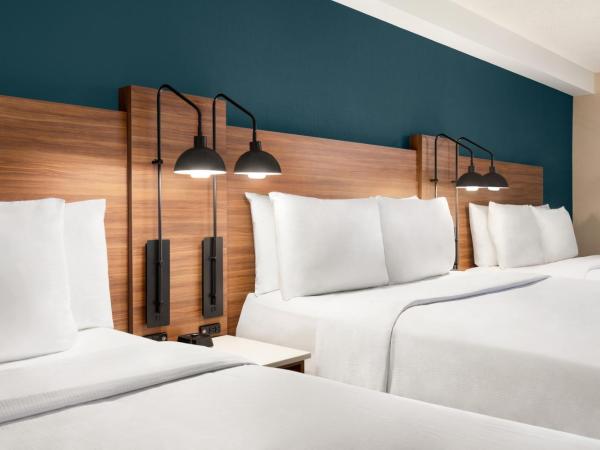 Wyndham Garden Niagara Falls Fallsview : photo 4 de la chambre chambre deluxe avec 3 lits queen-size et balcon - non-fumeurs - tour b - vue sur ville