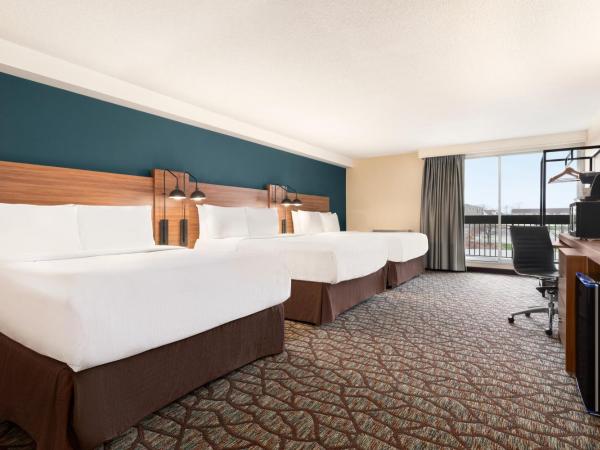 Wyndham Garden Niagara Falls Fallsview : photo 1 de la chambre chambre deluxe avec 3 lits queen-size et balcon - non-fumeurs - tour b - vue sur ville