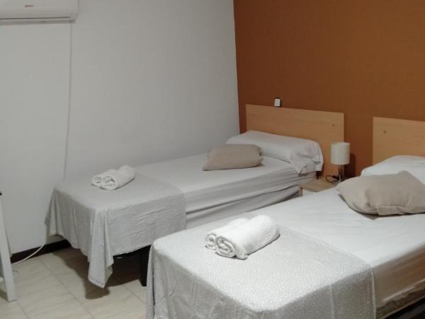 New Hortaleza Coliving : photo 3 de la chambre chambre triple basique avec salle de bains commune